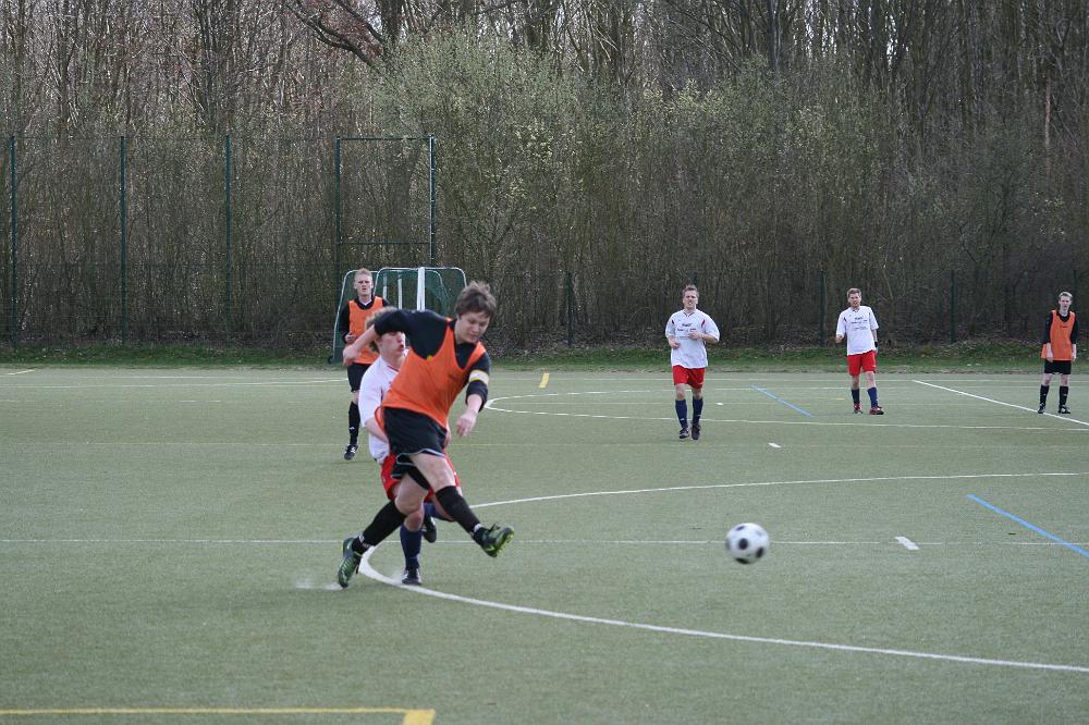 Eutin 08 - SSV 2. Herren 009.jpg - Florian hier schneller als sein Gegner.